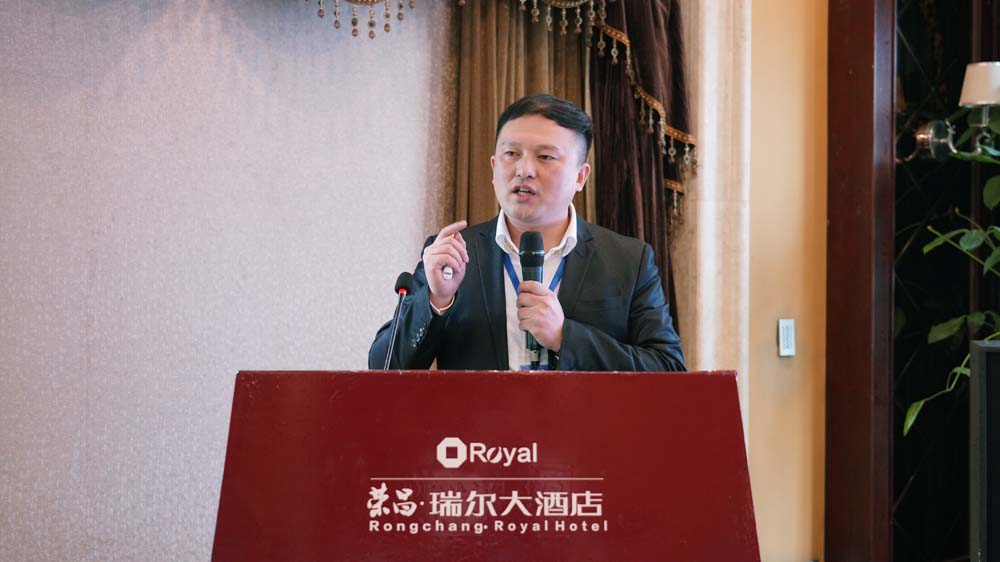 青年学者做报告