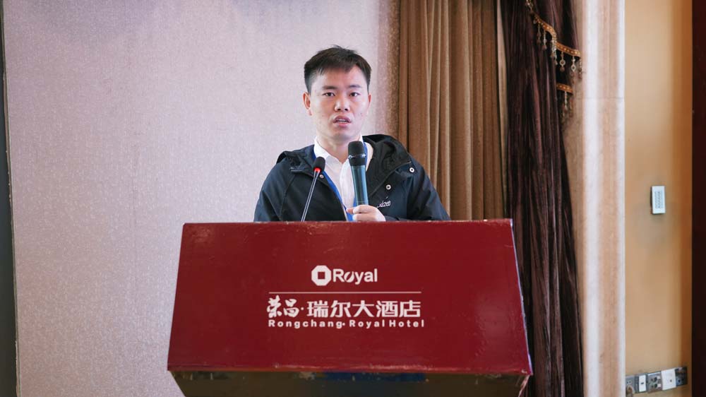 青年学者做报告