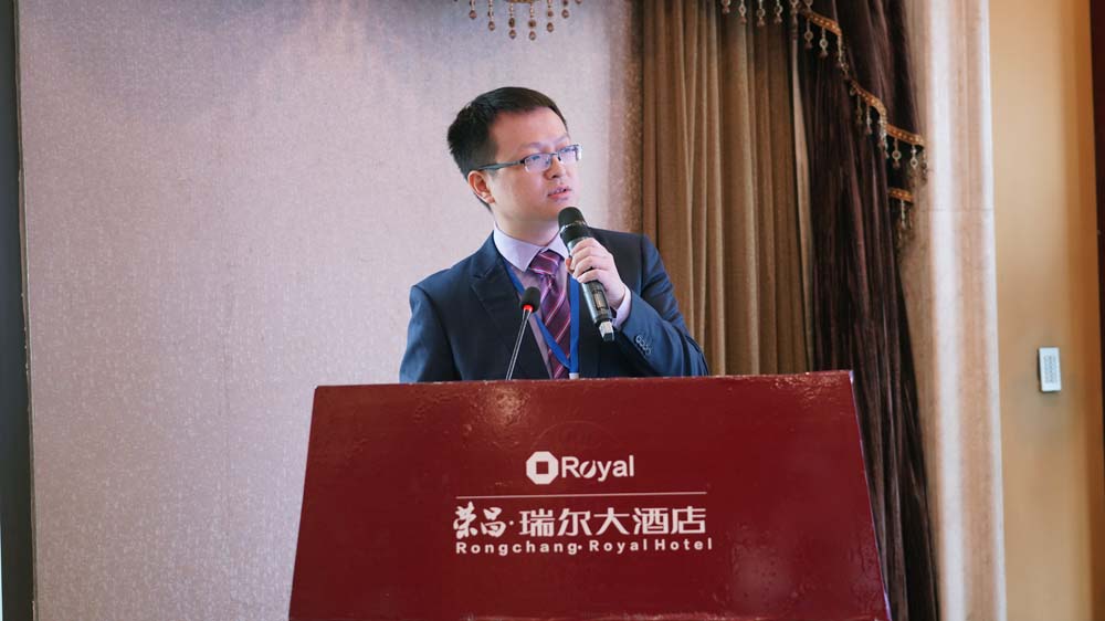 青年学者做报告