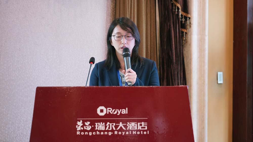 青年学者做报告